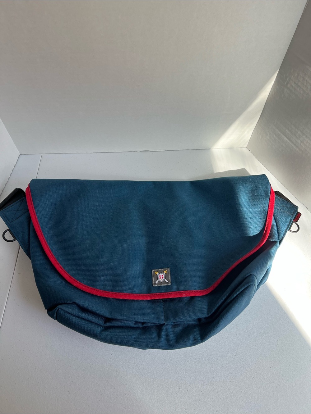 Rickshaw Twilio Quest Messenger Bag Global Blue W/Red Trim